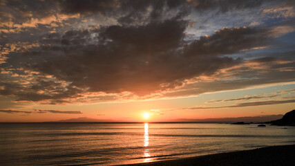 冬の和田長浜海岸の夕焼け　相模湾越しの天城山の絶景
