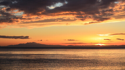 冬の和田長浜海岸の夕焼け　相模湾越しの天城山の絶景