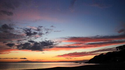 冬の和田長浜海岸の夕焼け　相模湾越しの天城山の絶景