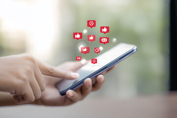 Smartphone mit schwebenden Social-Media-Symbolen – Kommunikation und Online-Interaktion