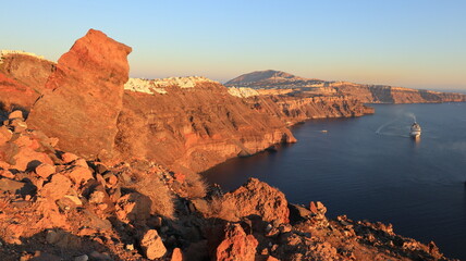 Panorama sur la côte ouest de l’île de Santorin (Santorini), dans l’archipel des Cyclades dans la mer Égée, vue sur les falaises de la caldeira, au soleil couchant, depuis le rocher de Skaros (Grèce)