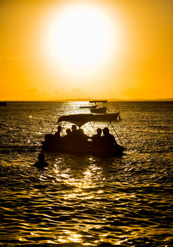 O sil&ecirc;ncio dourado : o barco e o adeus do sol