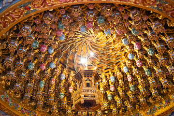 Obraz premium the ornate and complex ceiling structure known as the Caisson Ceiling (Zǎojǐng) in a traditional Asian temple