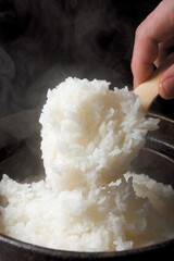土鍋で炊いたご飯｜Rice cooked in a clay pot on a Black Background