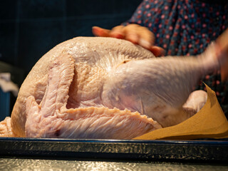 祝宴の準備、七面鳥に心をこめて