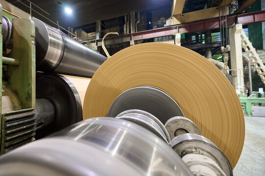 Production process at a paper mill with a focus on the paper machine and rolls
