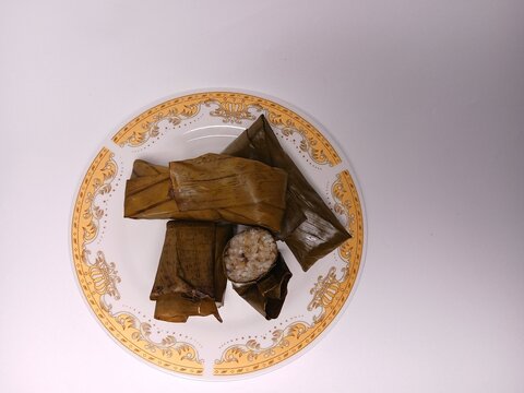 Lapek sagan, Minangkabau traditional food, A mixture of pulut rice with grated coconut and banana wrapped in banana leaves then cooked by steaming.