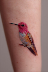 Discover the Delicate Beauy and Symbolism of Hummingird Tattoos: Meaning, Desin Ideas, Placement Options and Creative Inspirations