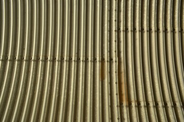 곡면이 있는 함석 슬레이트 지붕 질감