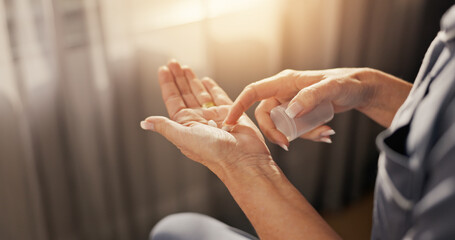 Obraz premium Sick, mature woman or hands with pills for treatment, virus or insomnia in home. Healthcare, flu medicine or person in bedroom for sleep with illness, infection or cold prescription for recovery