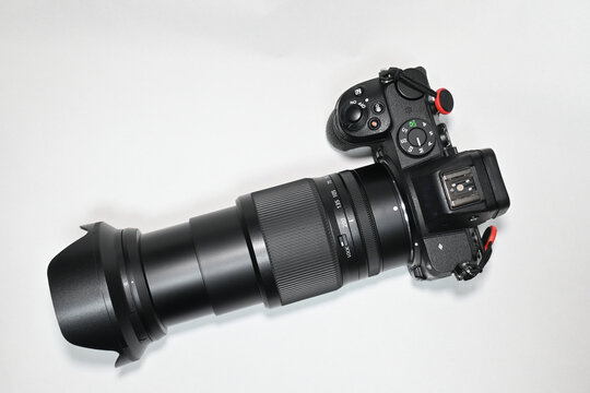 Fototapeta ミラーレス一眼カメラと伸長したズームレンズ