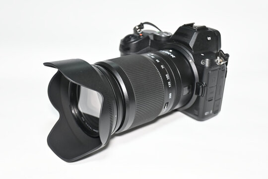 Fototapeta ミラーレス一眼カメラとズームレンズのセット