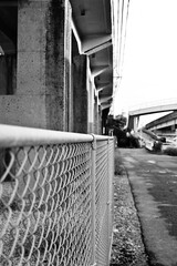 Fototapeta premium フェンスが切り取る高架下の直線