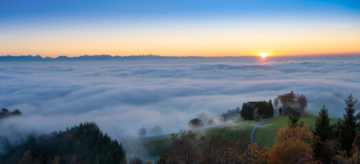 Horizontpanorama Sonnenuntergang über dem Nebelmeer