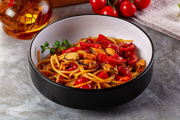 Spaghetti with mussels and tomato