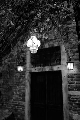 Entr&eacute;e en veille et lumi&egrave;re en cage : Venise nocturne entre pierre patin&eacute;e et seuil &eacute;clair&eacute;