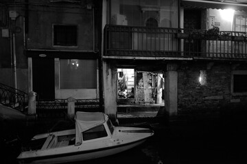 Façade en veille et barque en silence : Venise nocturne entre pierre habitée et eau réfléchie