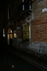 Fa&ccedil;ade en veille et eau en silence : Venise nocturne entre pierre patin&eacute;e et lumi&egrave;re int&eacute;rieure