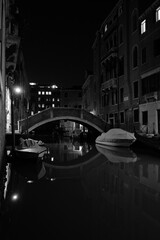 Pont en veille et canal en silence : Venise nocturne entre pierre suspendue et eau r&eacute;fl&eacute;chie