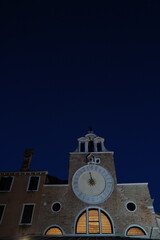 Horloge en veille et fa&ccedil;ade en lumi&egrave;re : Venise suspendue entre temps fig&eacute; et nuit sacr&eacute;e