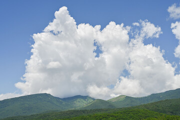 夏空に白い雲が広がる山の風景, 群馬県, 日本