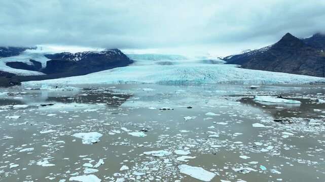 Vatnajokull : Epic aerial view of melting icebergs from a glacier floating in a lake in Iceland