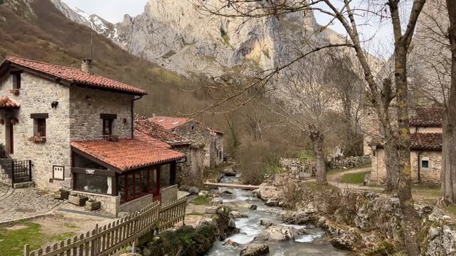 Panor&aacute;mica de Bulnes con el pico de monta&ntilde;a detr&aacute;s, Asturias