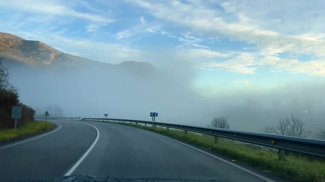 POV carretera con niebla en los Picos de Europa, Asturias