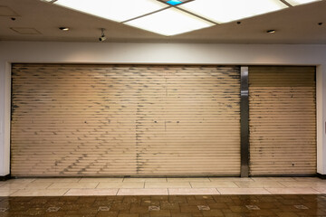 錆びがでている汚れた古いシャッター