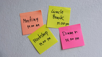 Meeting, Workshop, Dinner, Lunch Break written on a memo.