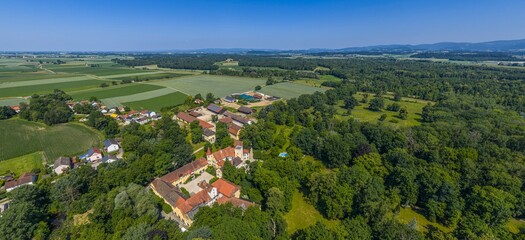 Obraz premium Die Gemeinde Irlbach an der niederbayerischen Donau aus der Vogelperspektive
