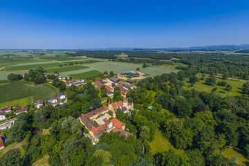 Fototapeta premium Blick auf die Ortschaft Irlbach in der Gäuboden-Landschaft in der Region Donau-Wald im Sommer