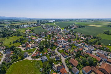 Die Gemeinde Irlbach an der niederbayerischen Donau aus der Vogelperspektive
