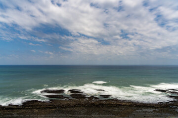 月明かりに照らされる深夜の海