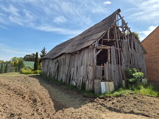 Chata stara drewniana na wsi, biedny dom. © FotoDax