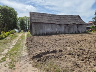 Chata stara drewniana na wsi, biedny dom. © FotoDax