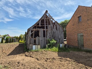 Chata stara drewniana na wsi, biedny dom. © FotoDax