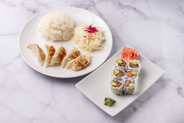 Assortiment de plats traditionnel japonais Maki et raviolis chinois