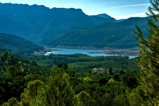  Embalse del Tranco, Valle del Guadalquivir, en el parque natural de Cazorla, Segura y Las Villas.