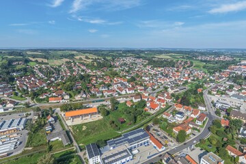 Obraz premium Der Markt Wolnzach inmitten der fruchtbaren Landschaft der Hallertau von oben