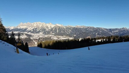 Viele Skifahrer auf voller Skipiste: Ansicht von hinten, Menschenmenge beim Wintersport in den Alpen
