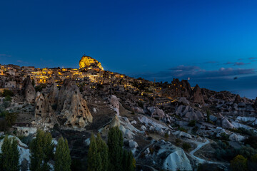 Uchisar in Kappadokien zur blauen Stunde