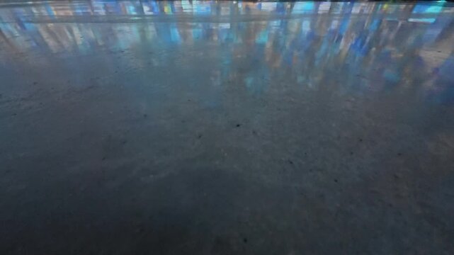 Texture d'effet lumineux sur fond gris. Formes rectangles de diff&eacute;rentes couleurs qui d&eacute;filent de droite &agrave; gauche provoquant un mouvement al&eacute;atoire. 