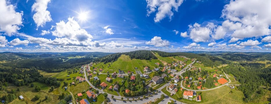 Der Bayerische Wald rund um den Ferienort Mitterfirmiansreut in Niederbayern von oben