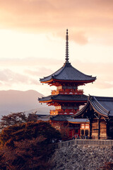 Obraz premium Sunset View of Kiyomizu-dera Temple Pagoda in Kyoto, Japan with Mountain Landscape