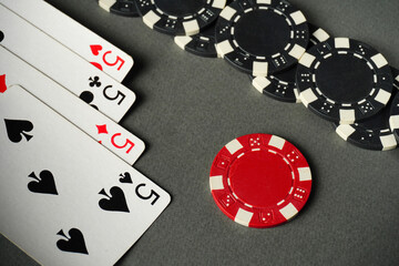 Obraz premium The table is laid out with cards with a winning combination of four of a kind or quads and colorful chips, creating an exciting atmosphere for friendly competition