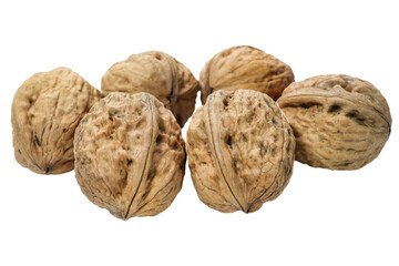 Une poignée de noix en gros plan isolé