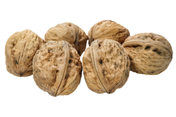 Une poignée de noix en gros plan isolé