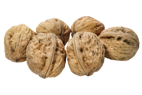 Une poignée de noix en gros plan isolé