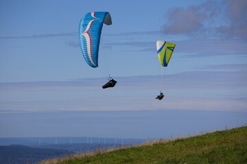 Zwei Gleitschirmflieger
